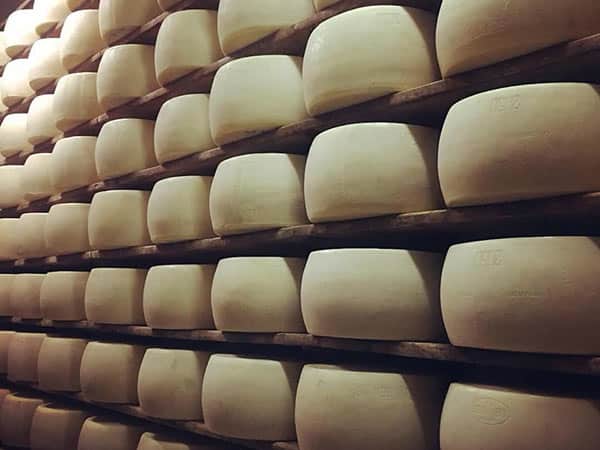 Vendita-formaggio-stagionato-parma